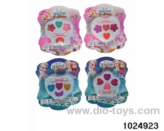 Small plate cosmetics (lip gloss) in Blister card